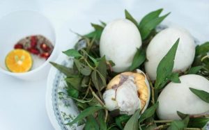 Cách ăn trứng vịt lộn